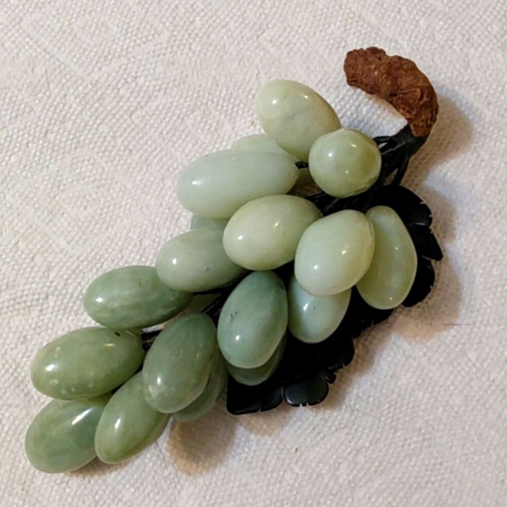 New Vintage Jade Bunch Grapes Collectible Leaves